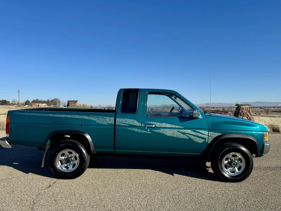 1995 Nissan - Image 10 of 31