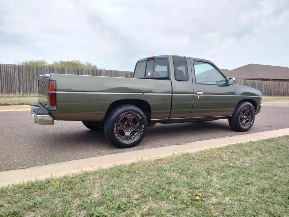 1995 Nissan - Image 17 of 31