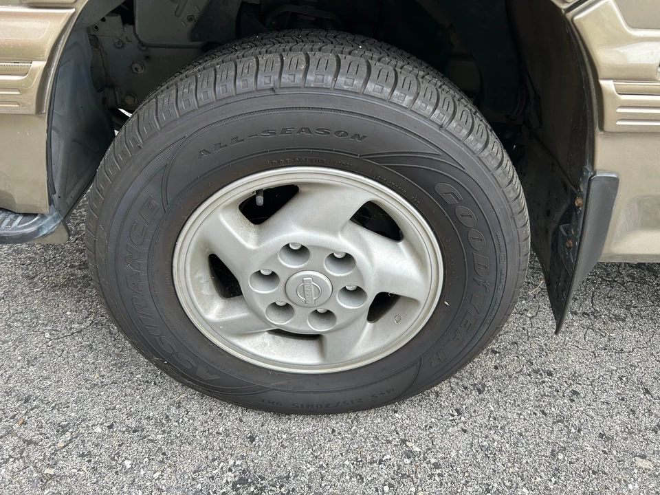 1995 Nissan Caravan 3rd Gen - Image 15 of 31