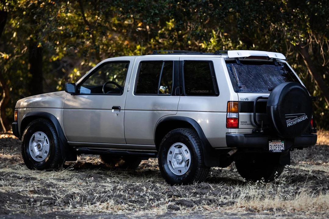 1995 Nissan Pathfinder 1st Gen - Image 4 of 31