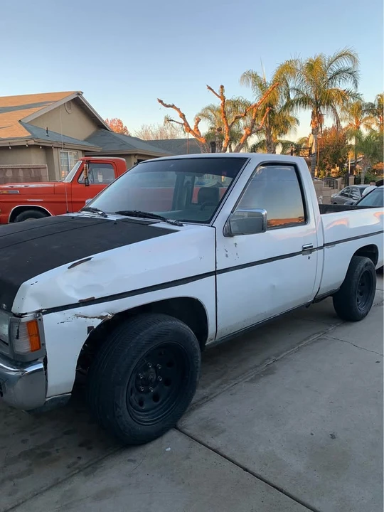 1995 Nissan Frontier - Image 2 of 2