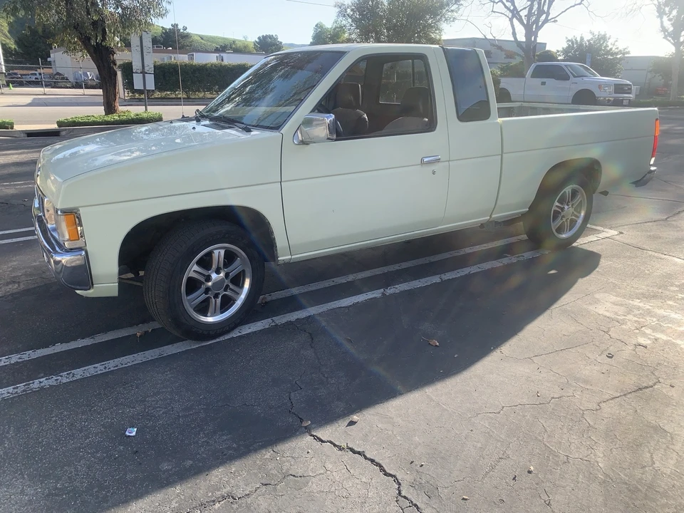 1995 Nissan Frontier - Image 2 of 19