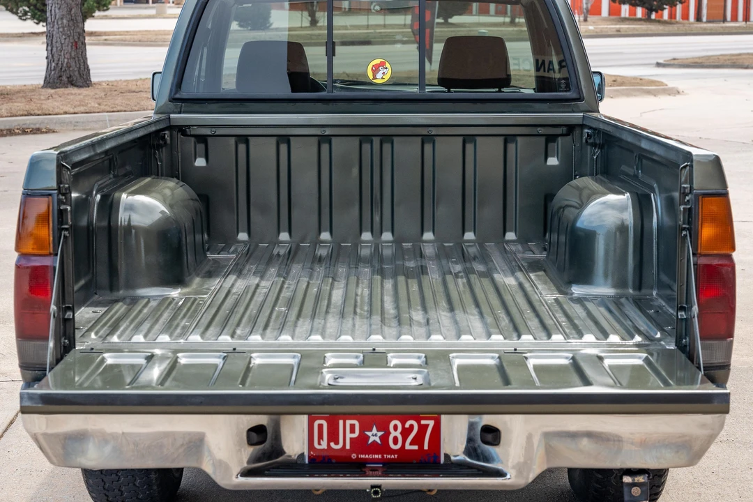 1995 Nissan Frontier - Image 24 of 31