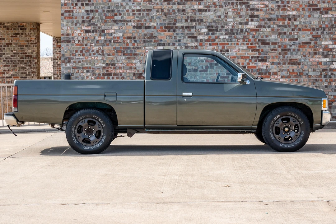 1995 Nissan Frontier - Image 3 of 31