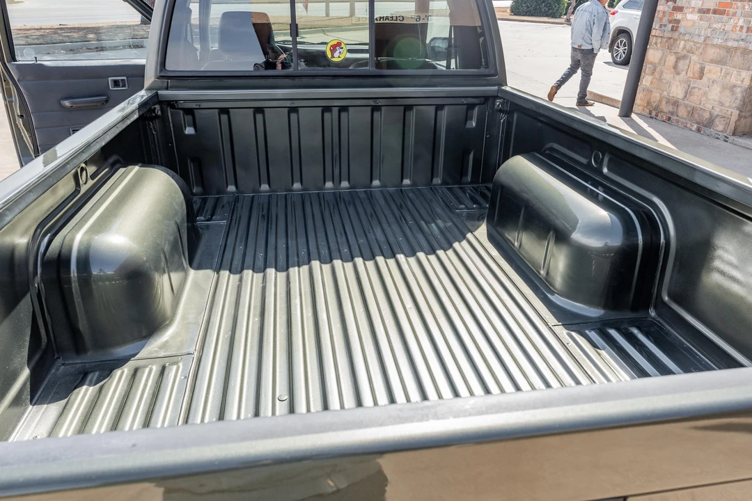 1995 Nissan Frontier - Image 25 of 31