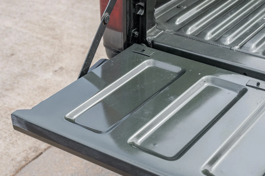 1995 Nissan Frontier - Image 28 of 31