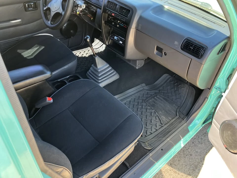 1995 Nissan Frontier - Image 5 of 13