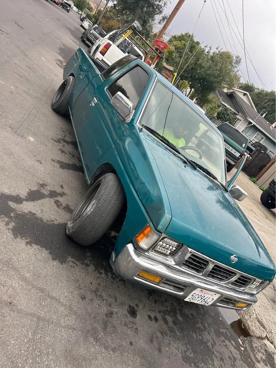 1995 Nissan Frontier - Image 2 of 9