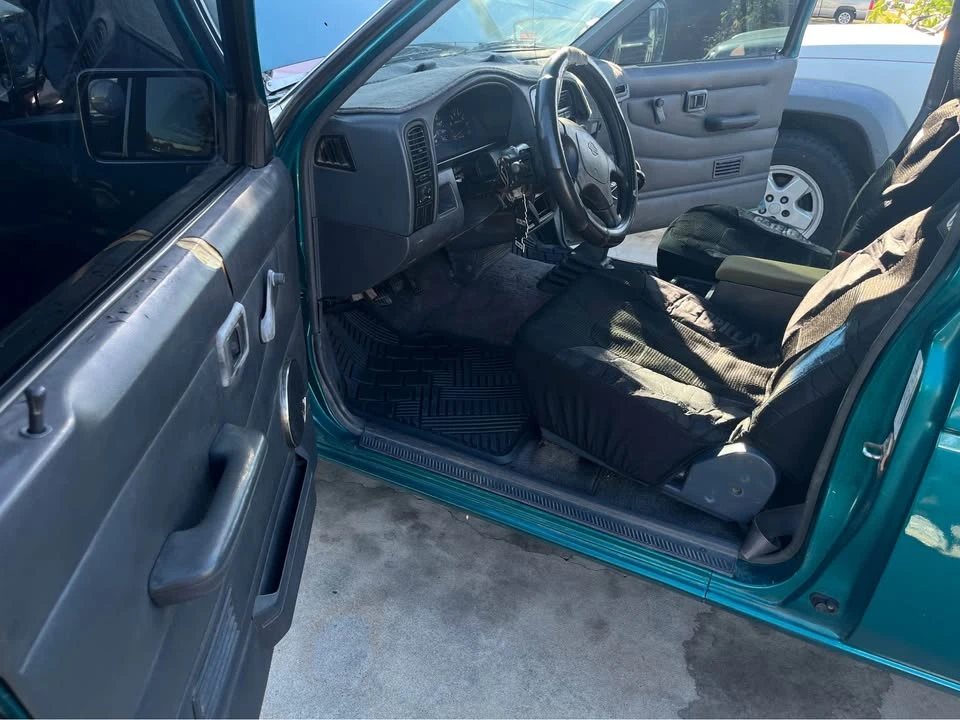 1995 Nissan Frontier - Image 6 of 11