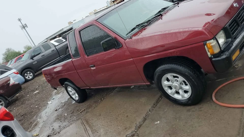 1995 Nissan Frontier - Image 2 of 4