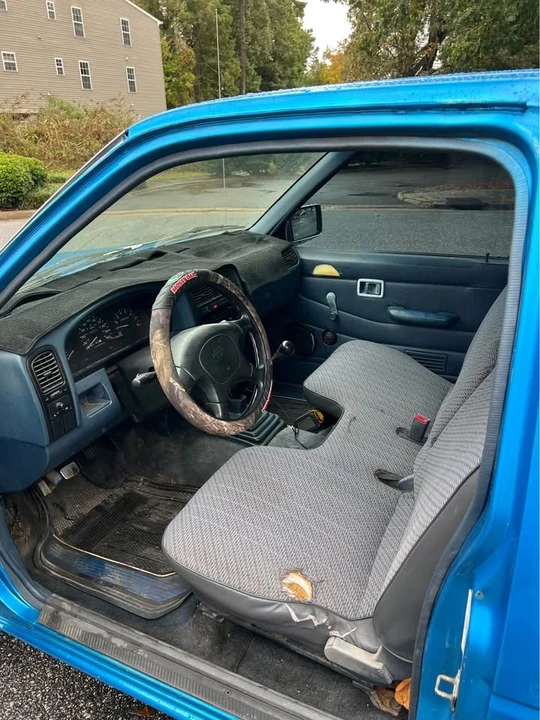 1995 Nissan Frontier - Image 4 of 8