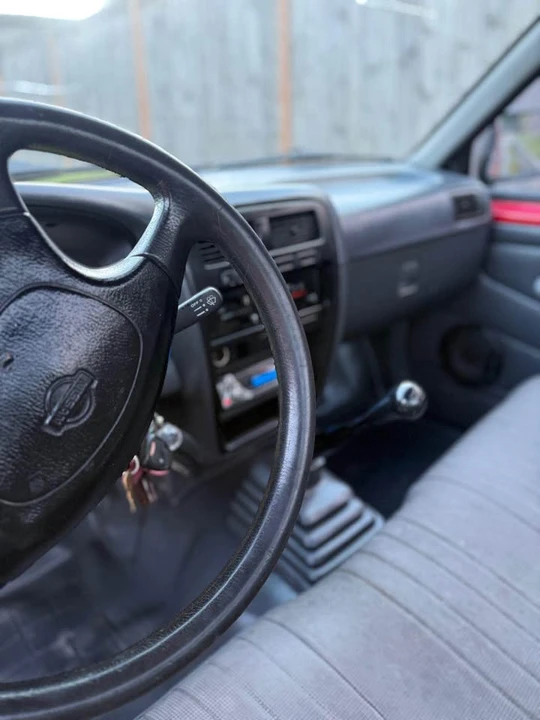 1995 Nissan Frontier - Image 7 of 11