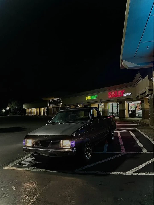 1995 Nissan Frontier - Image 2 of 3