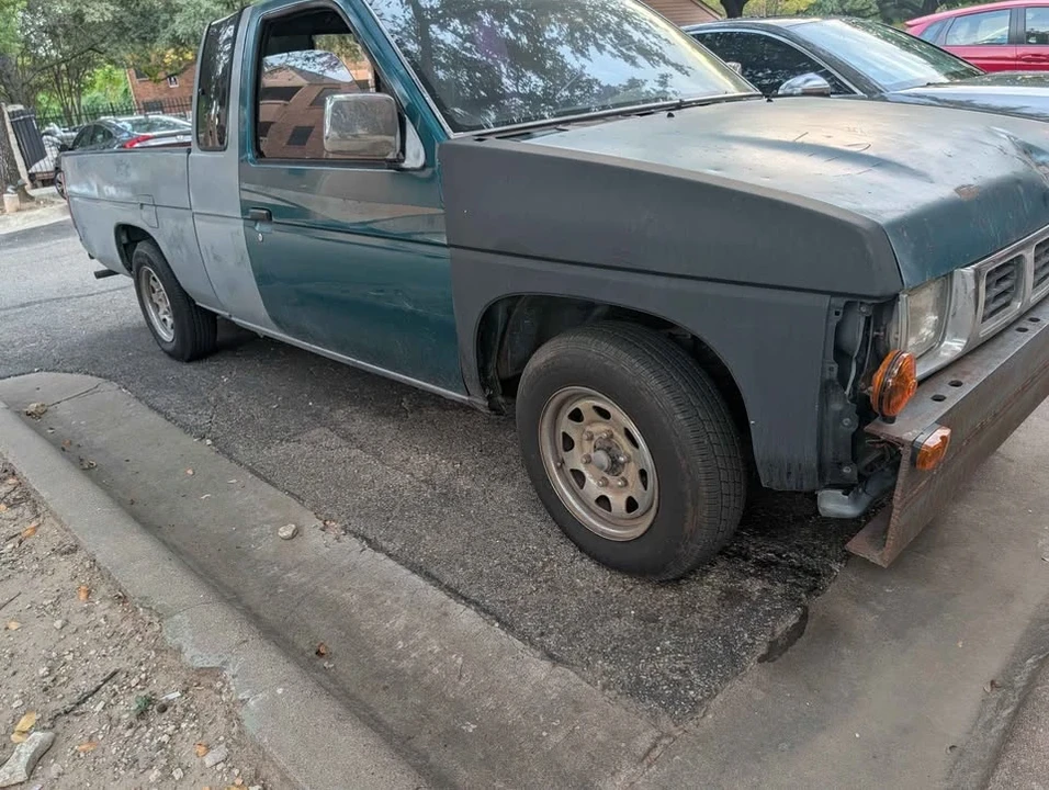 1995 Nissan Frontier - Image 2 of 3