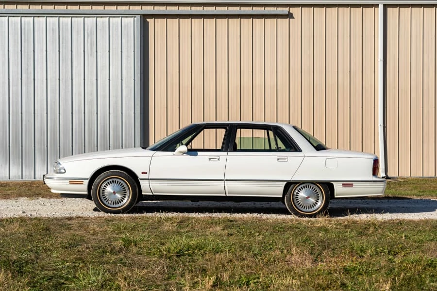 1995 Oldsmobile 98 - Image 2 of 24