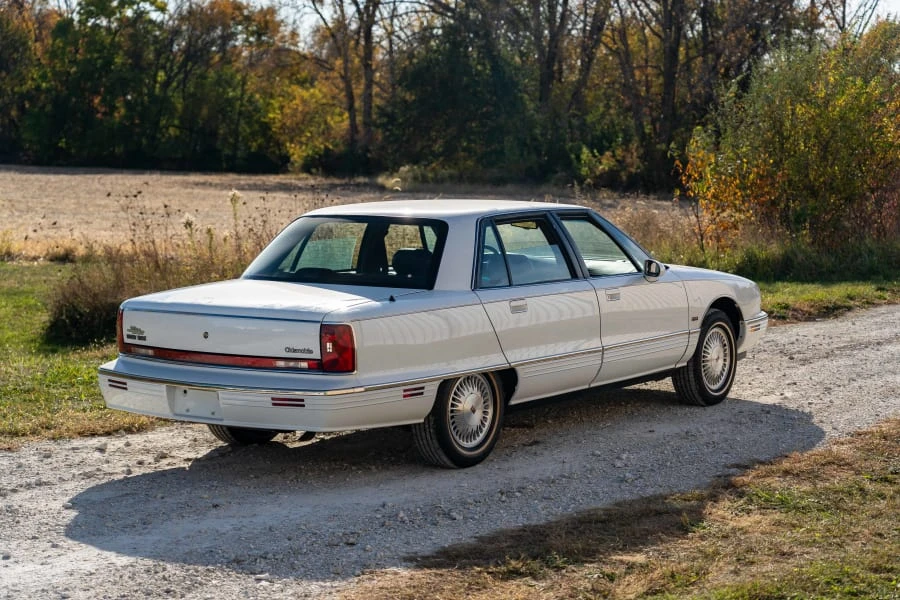1995 Oldsmobile 98 - Image 3 of 24