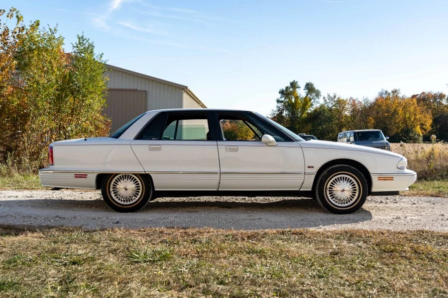 1995 Oldsmobile 98 - Image 7 of 24
