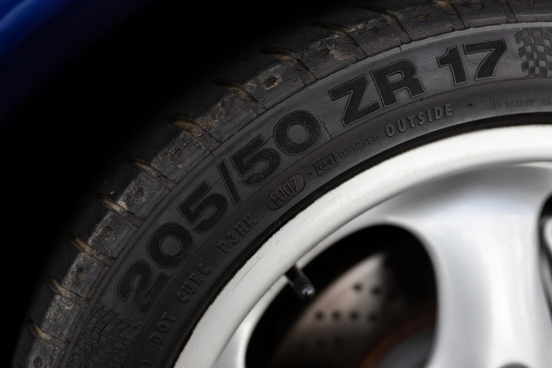 1995 Porsche 993 Carrera 4 - Image 15 of 31