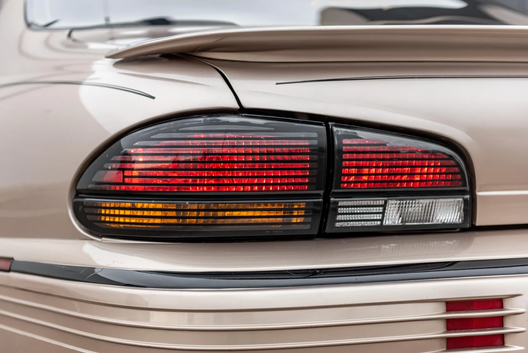 1995 Pontiac Bonneville 5th+ Gen - Image 28 of 31