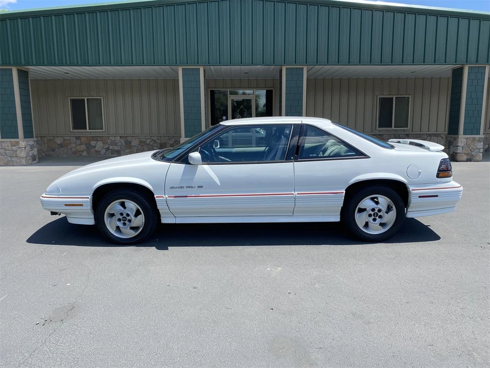 1995 Pontiac Grand Prix 3rd+ Gen - Image 2 of 31