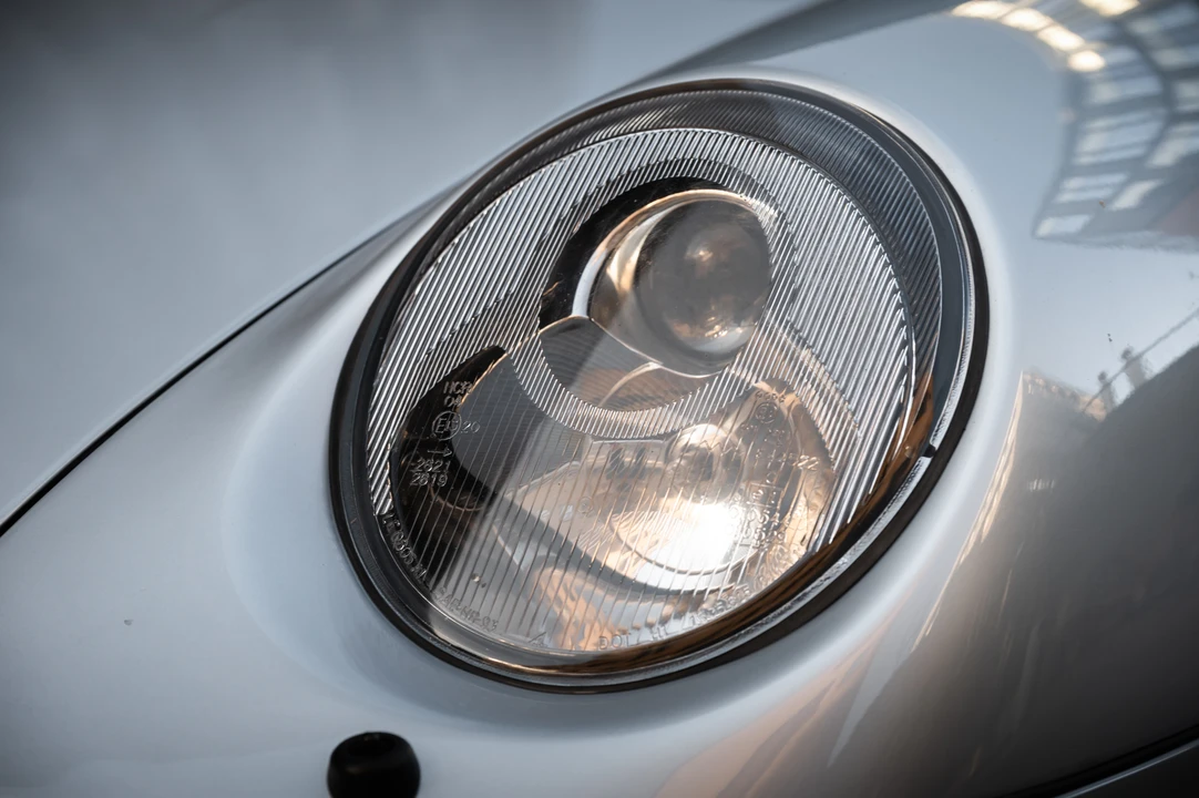 1995 Porsche 993 Carrera 4 - Image 25 of 31