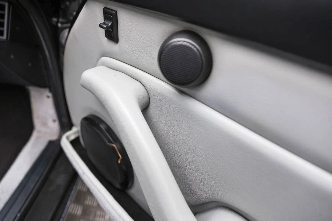 1995 Porsche 993 Carrera 4 - Image 30 of 31