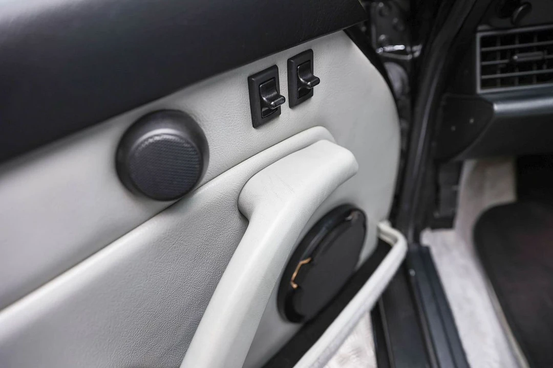 1995 Porsche 993 Carrera 4 - Image 29 of 31