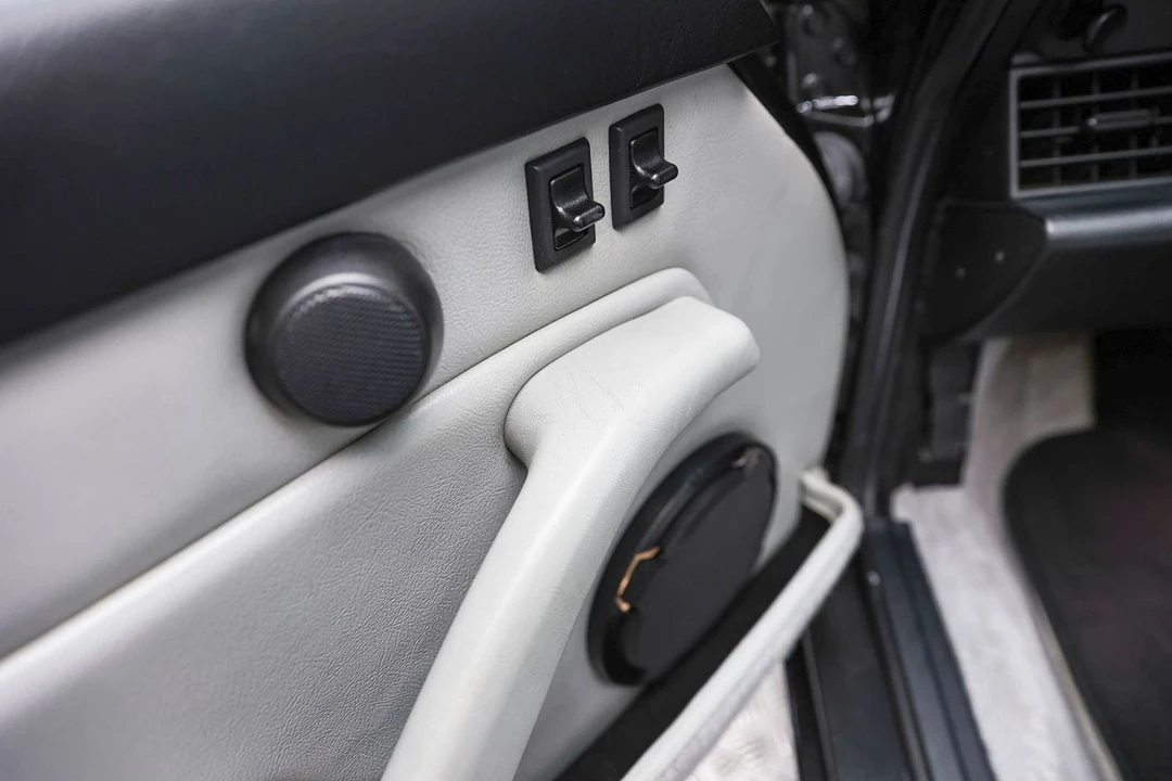 1995 Porsche 993 Carrera 4 - Image 28 of 30