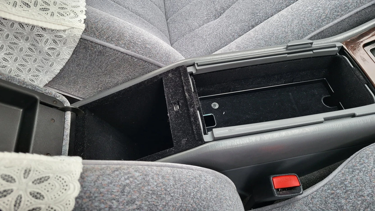 1995 Toyota Crown 9th Gen - Image 8 of 23