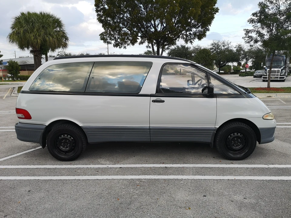 1995 Toyota Previa/Estima 1st Gen - Image 9 of 31