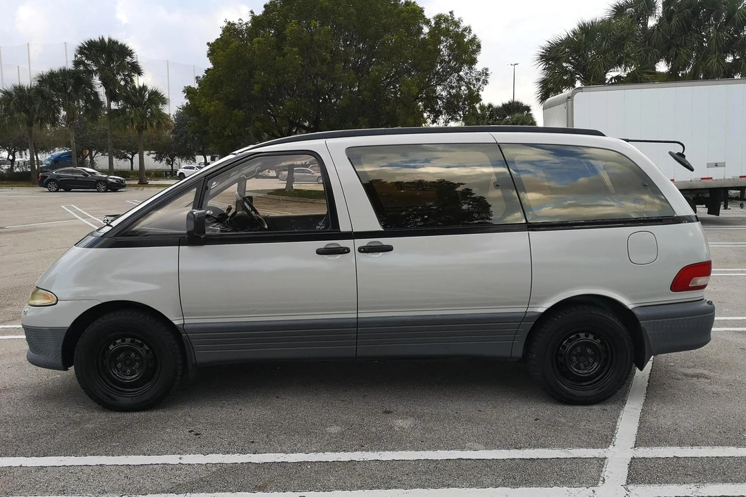 1995 Toyota Previa/Estima 1st Gen - Image 3 of 31