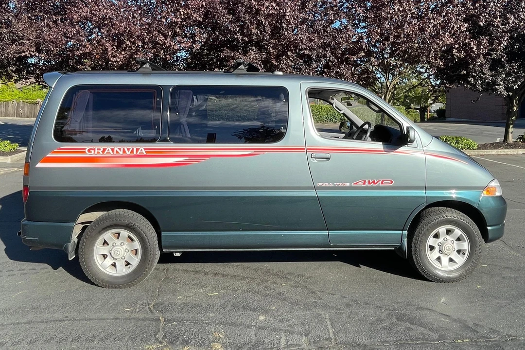 1995 Toyota Granvia 4th Gen - Image 3 of 31