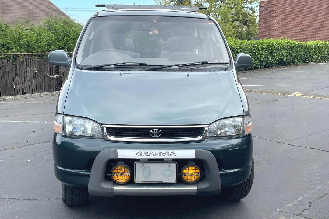 1995 Toyota Granvia 4th Gen - Image 2 of 31