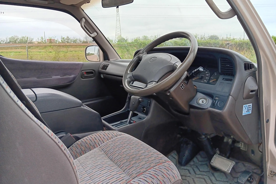 1995 Toyota HiAce 4th Gen - Image 23 of 31