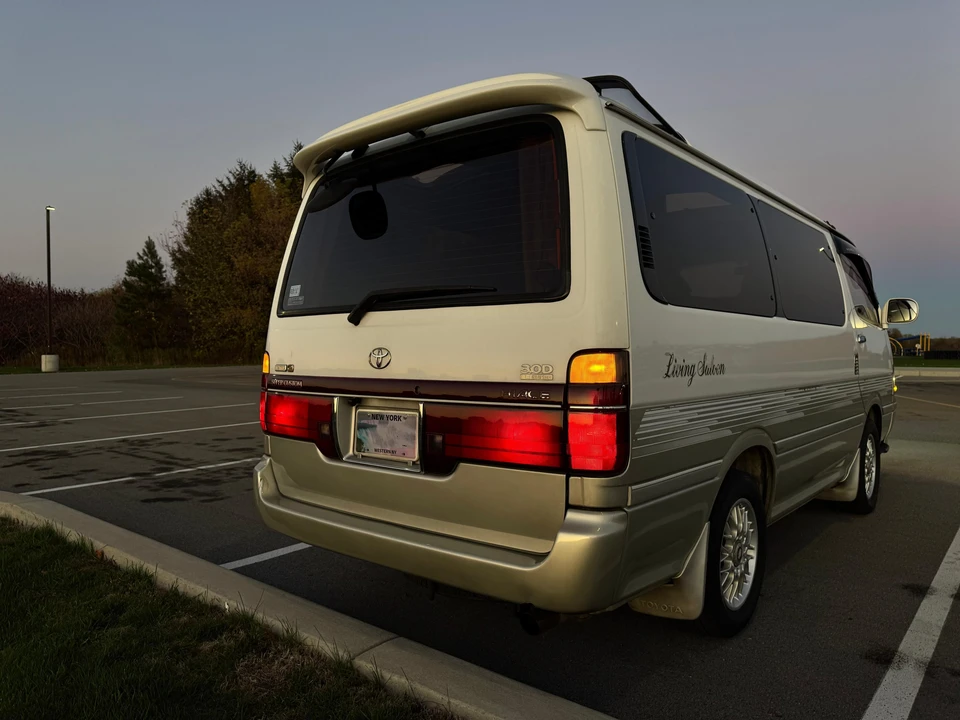1995 Toyota HiAce 4th Gen - Image 13 of 31