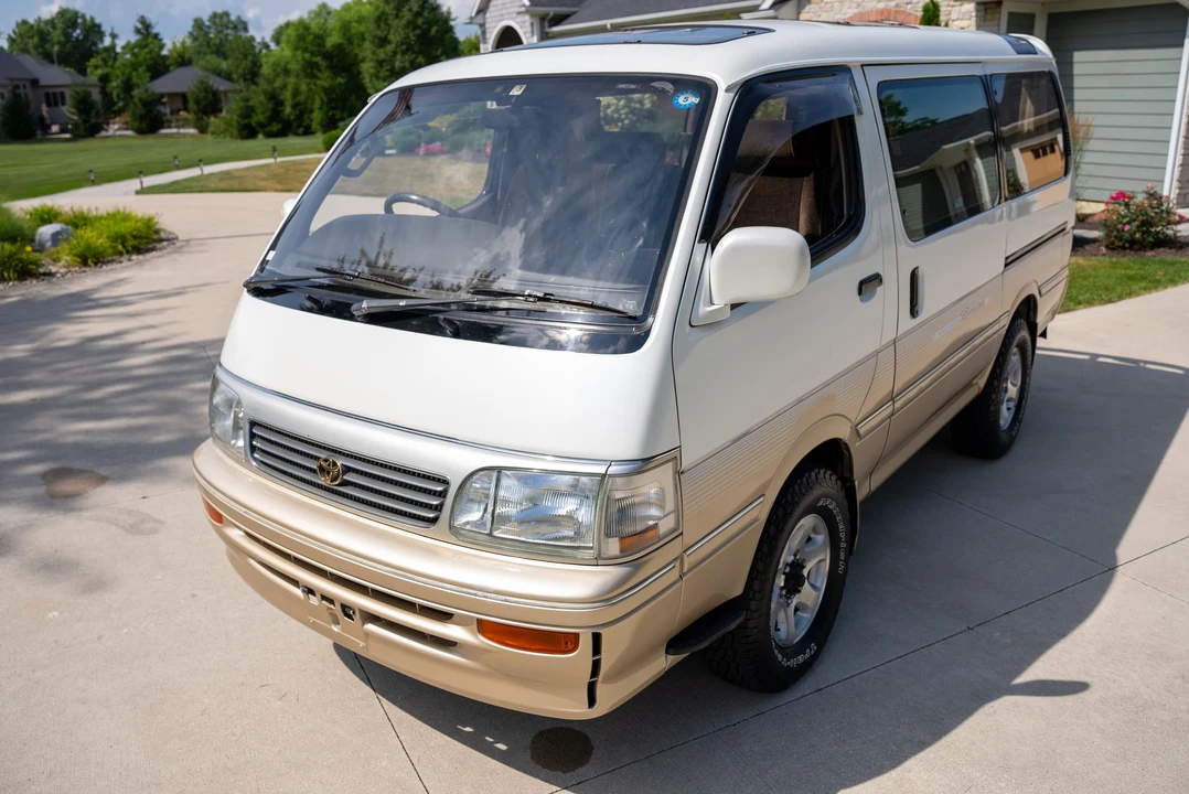 1995 Toyota HiAce 4th Gen - Image 11 of 31