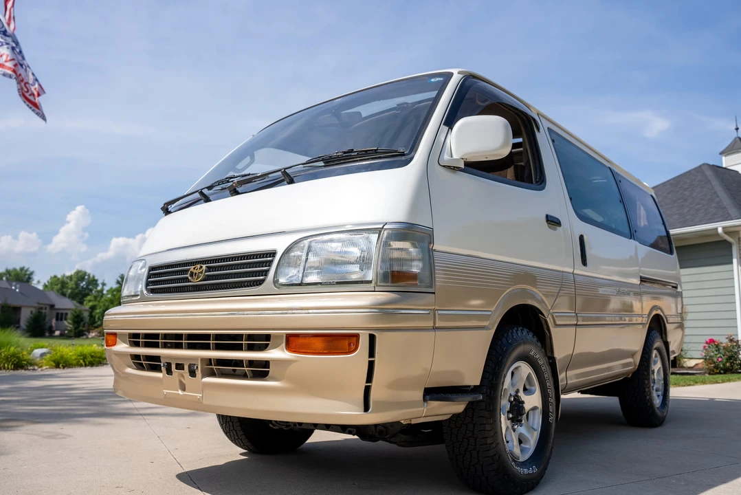 1995 Toyota HiAce 4th Gen - Image 13 of 31