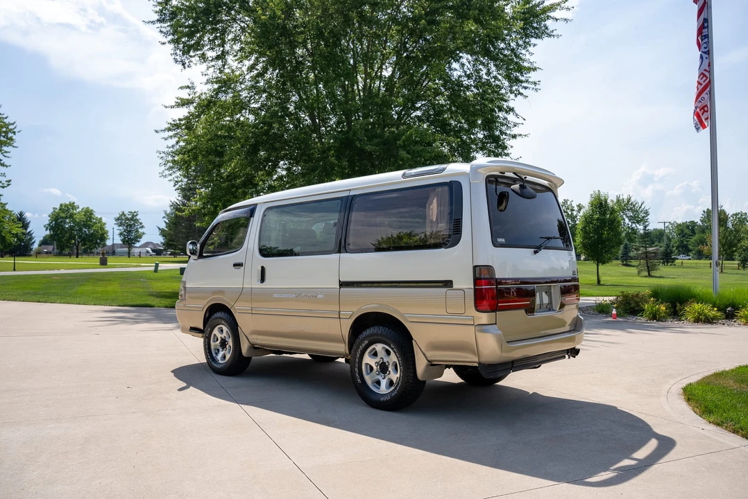 1995 Toyota HiAce 4th Gen - Image 16 of 31