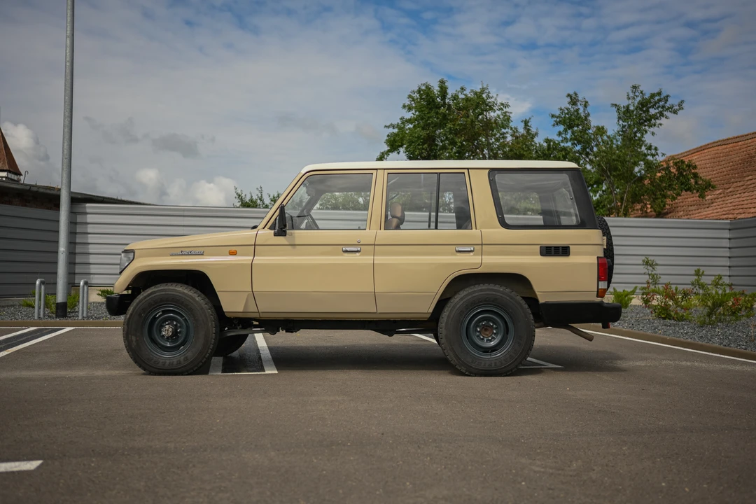 1995 Toyota J70 Land Cruiser - Image 4 of 31