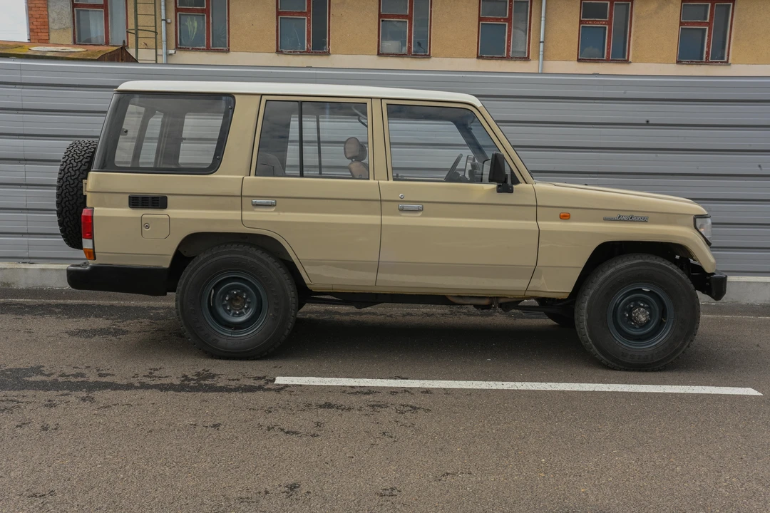 1995 Toyota J70 Land Cruiser - Image 20 of 31