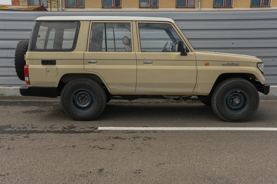 1995 Toyota J70 Land Cruiser - Image 21 of 31