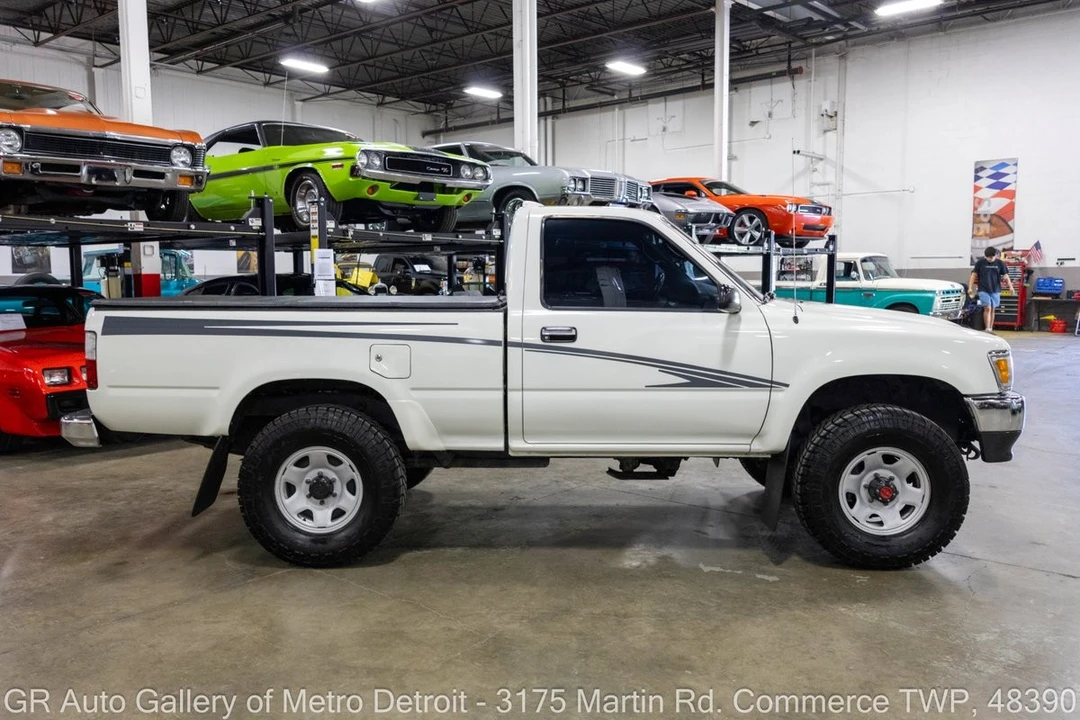 1995 Toyota Hilux 5th Gen - Image 8 of 31