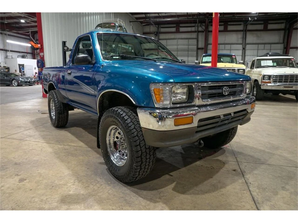 1995 Toyota Hilux 5th Gen - Image 12 of 31