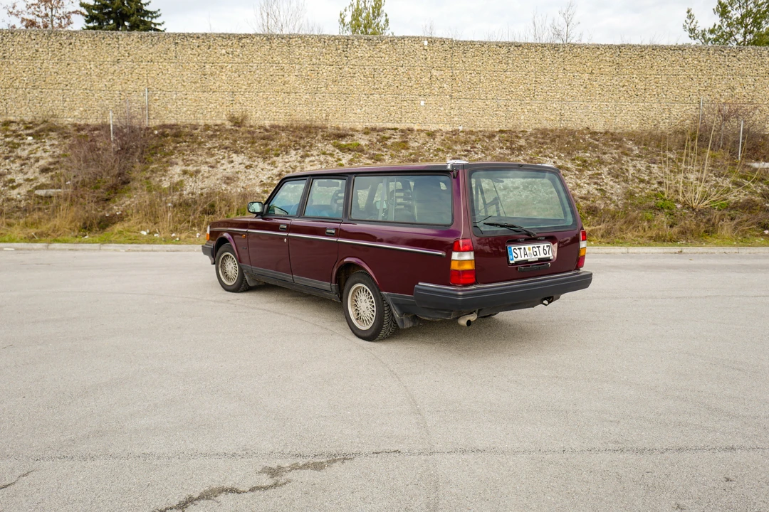 1995 Volvo 245 - Image 8 of 31