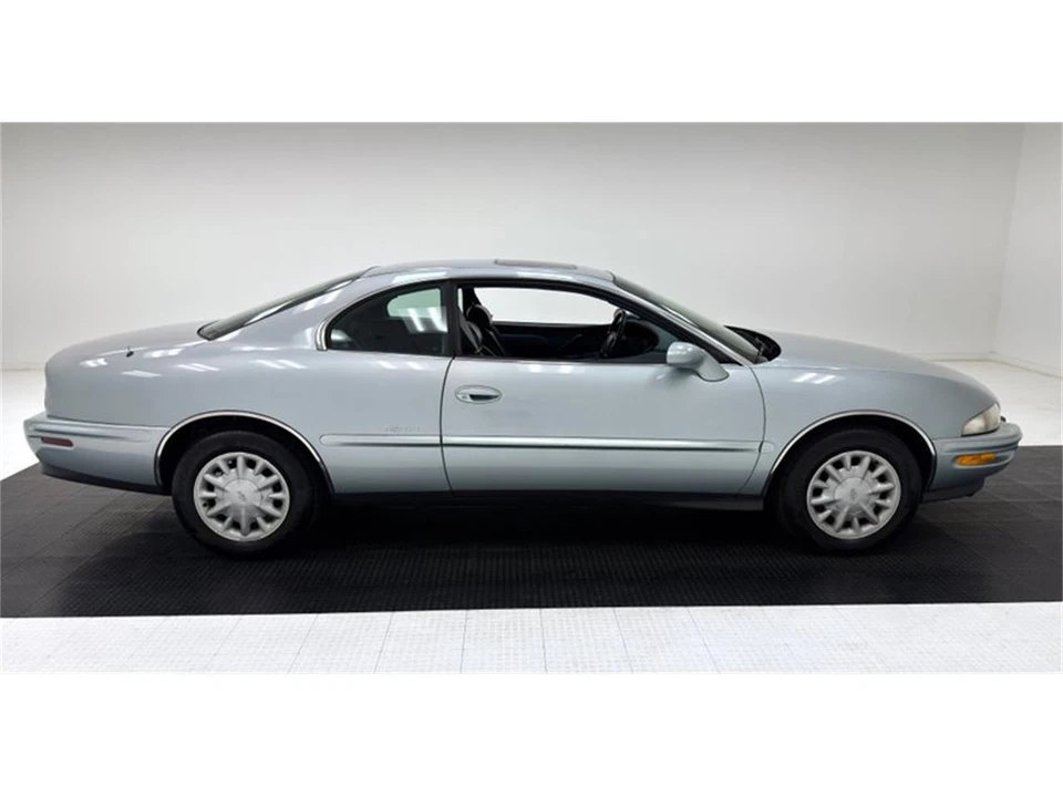 1996 Buick Riviera 8th Gen - Image 6 of 31