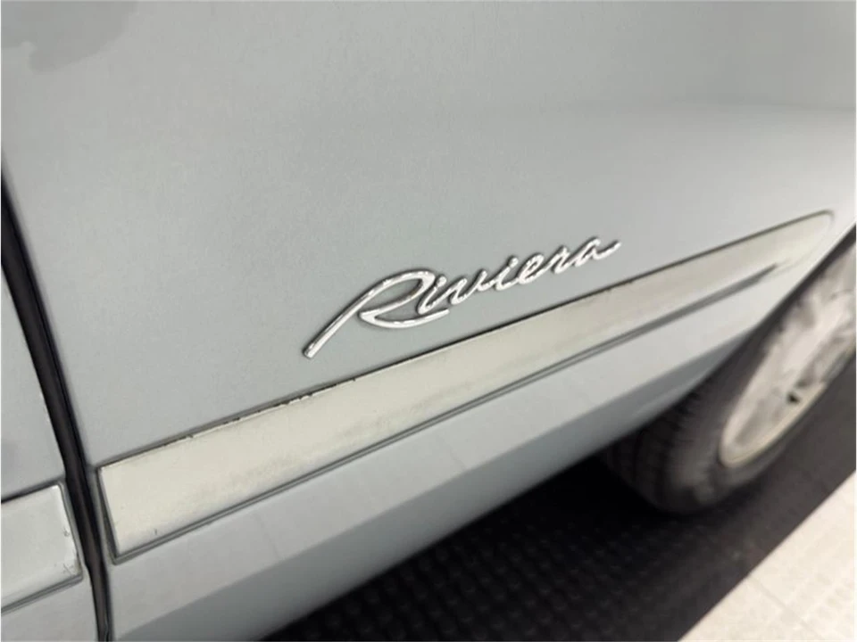 1996 Buick Riviera 8th Gen - Image 17 of 31