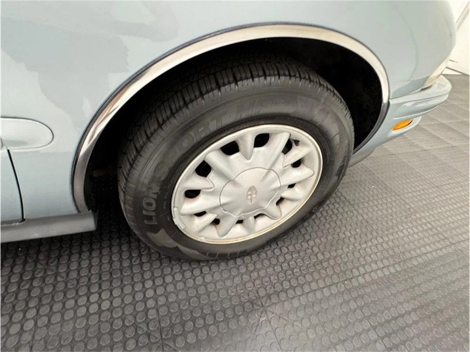 1996 Buick Riviera 8th Gen - Image 23 of 31