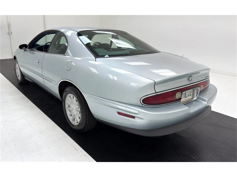 1996 Buick Riviera 8th Gen - Image 3 of 31