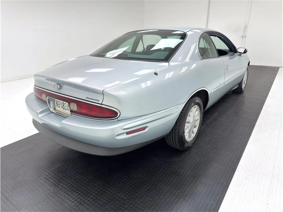 1996 Buick Riviera 8th Gen - Image 5 of 31