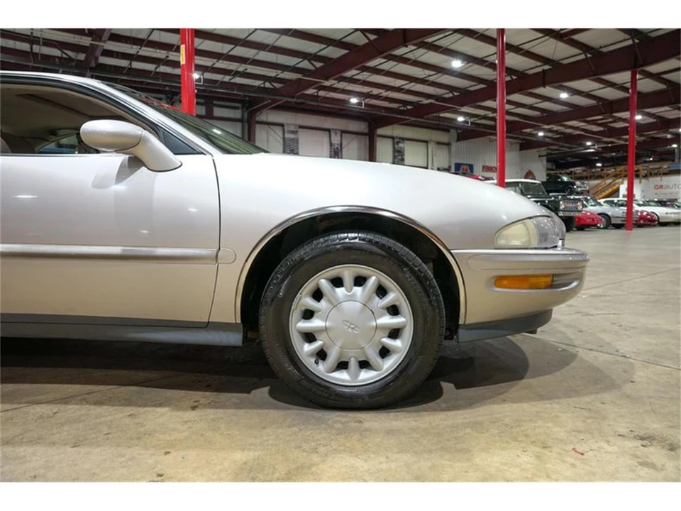 1996 Buick Riviera 8th Gen - Image 11 of 31